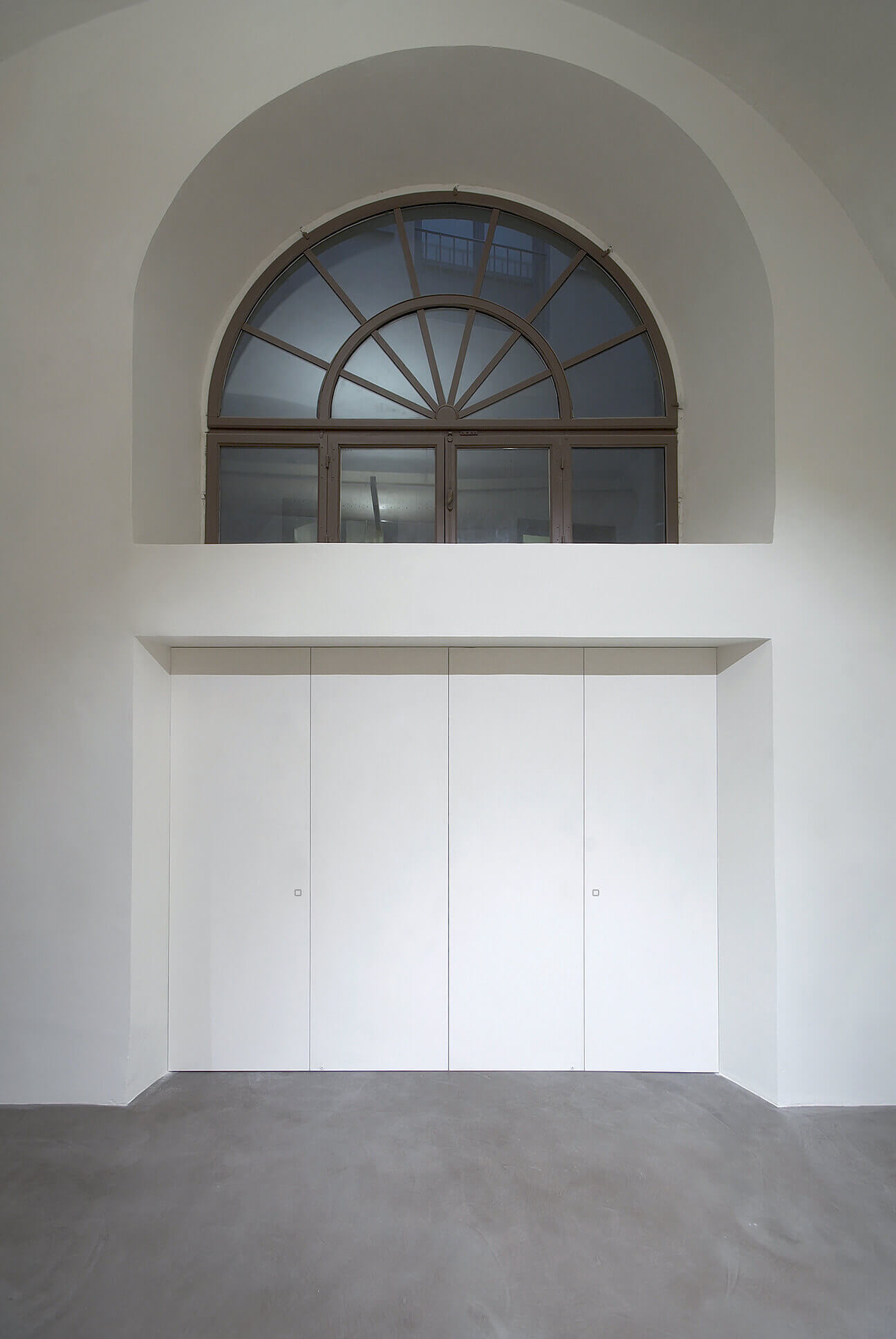 foto chiusura invisibile per porta di ingresso