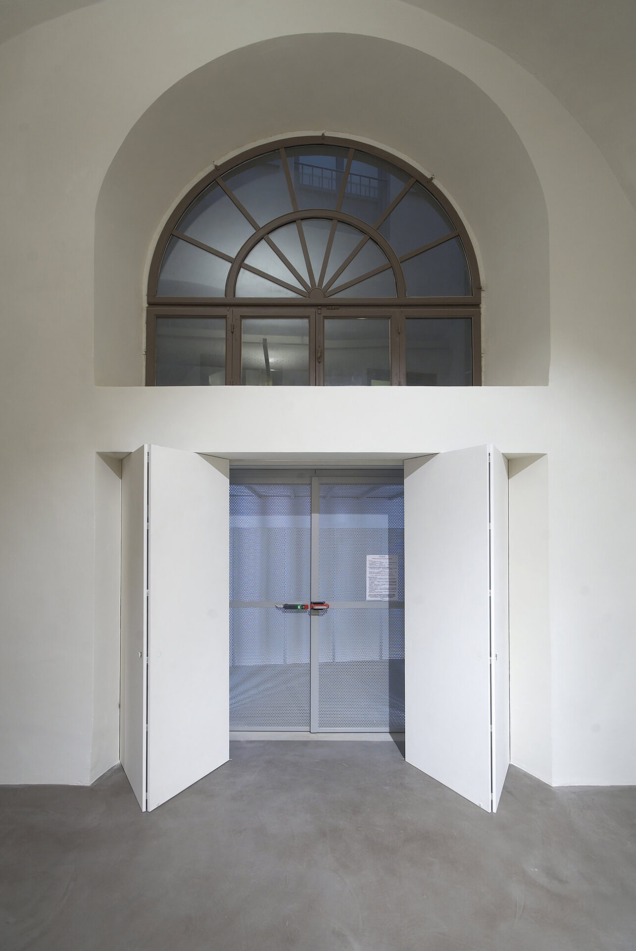 foto chiusura invisibile per porta di ingresso aperta