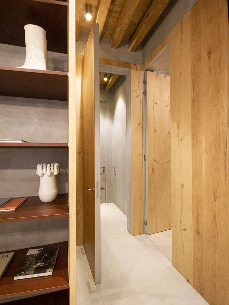 Porta filo muro rivestita legno Aperta