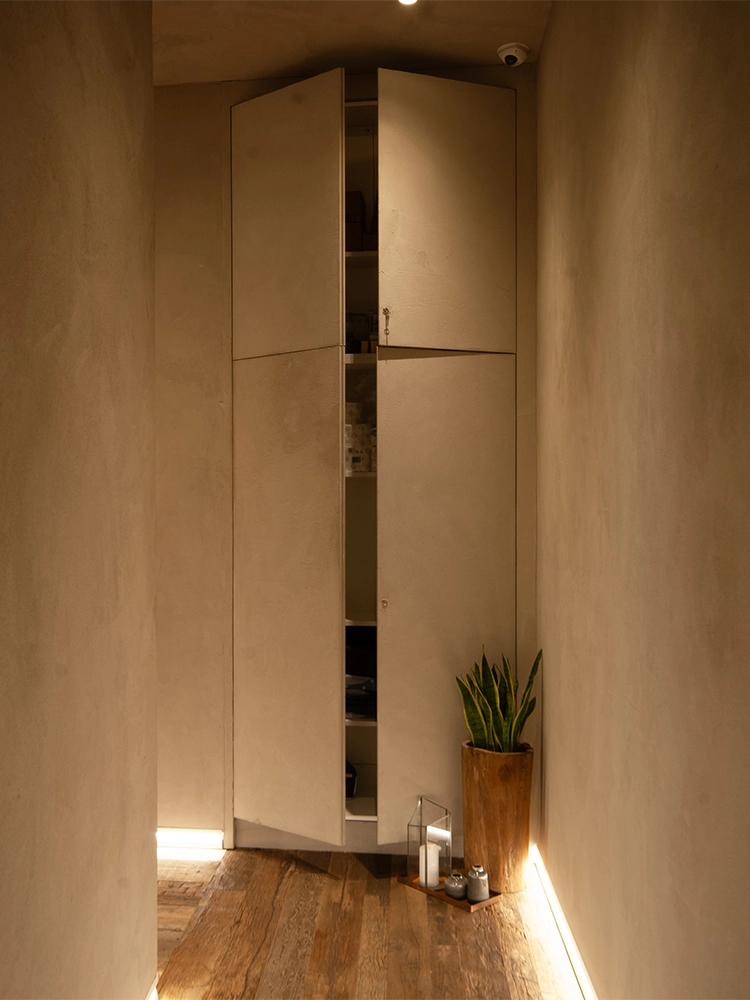 armadiatura filo muro aperta benci house
