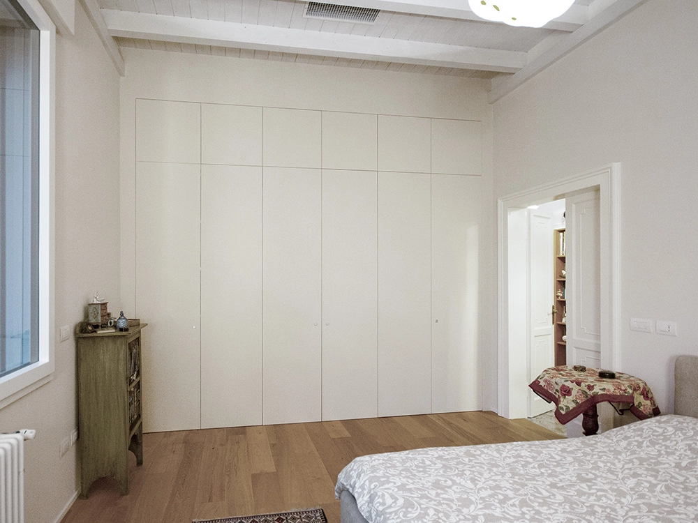 combinazione armadiatura filo muro camera da letto chiusa
