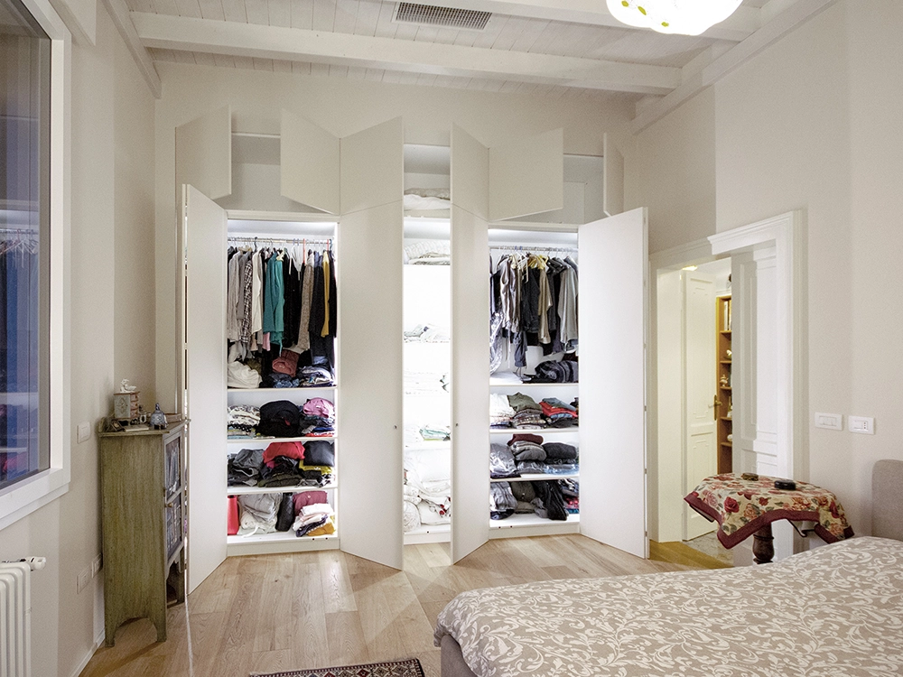 combinazione armadiatura filo muro camera da letto aperta