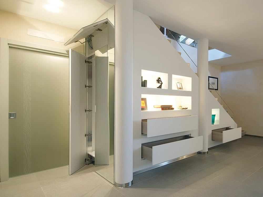 combinazione sportelli filo muro specchio aperti