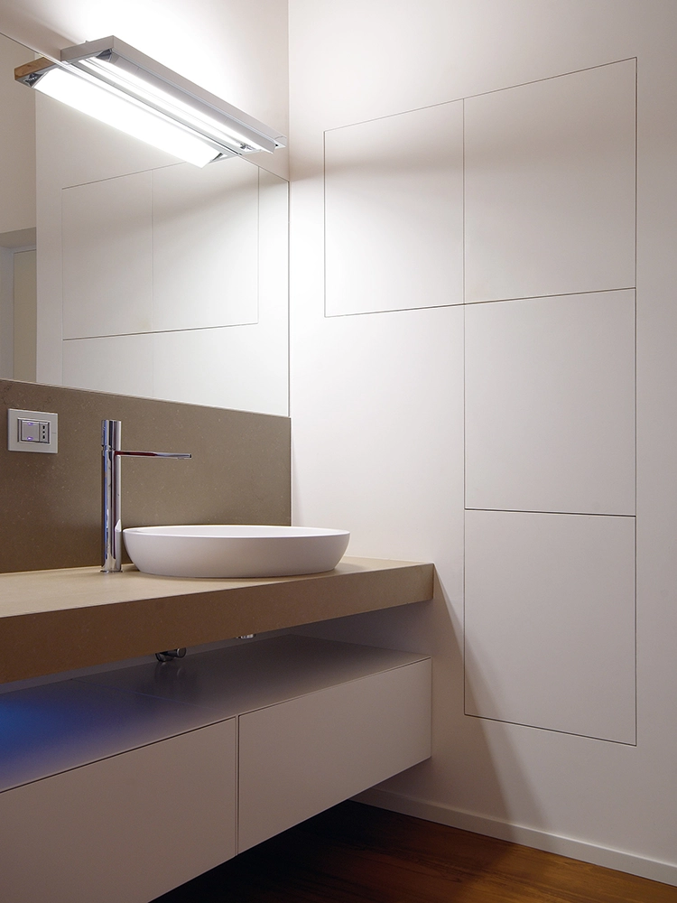 combinazione sportello filo muro bagno chiuso