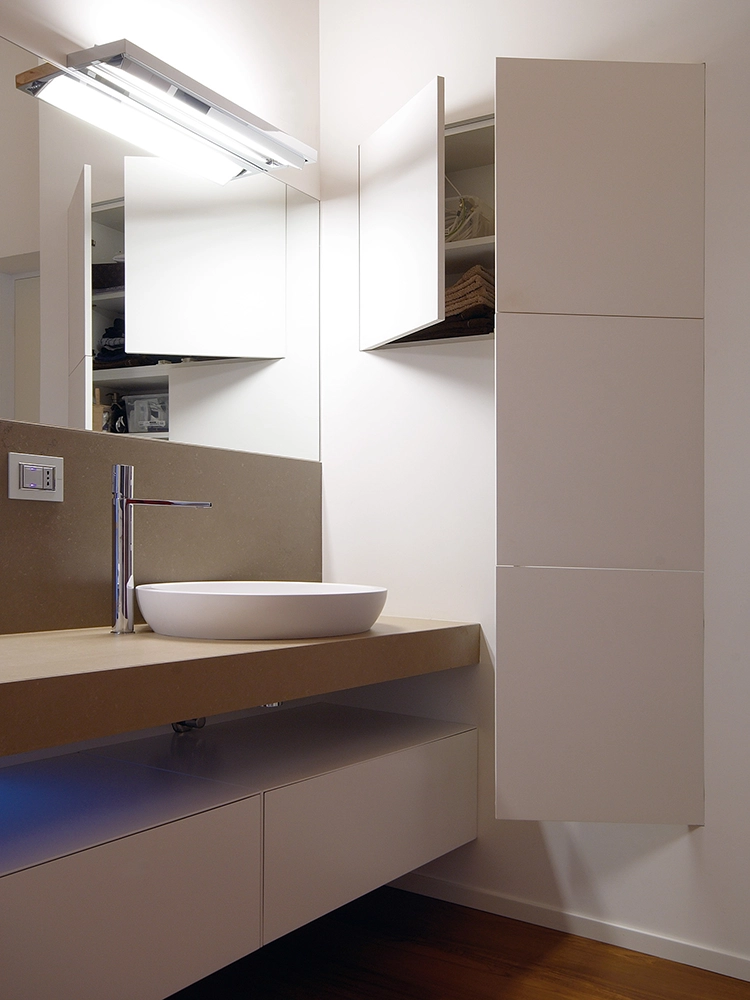 combinazione sportello filo muro bagno aperto