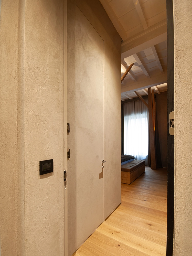porta filo muro chiusa bagno camera rovere benci house