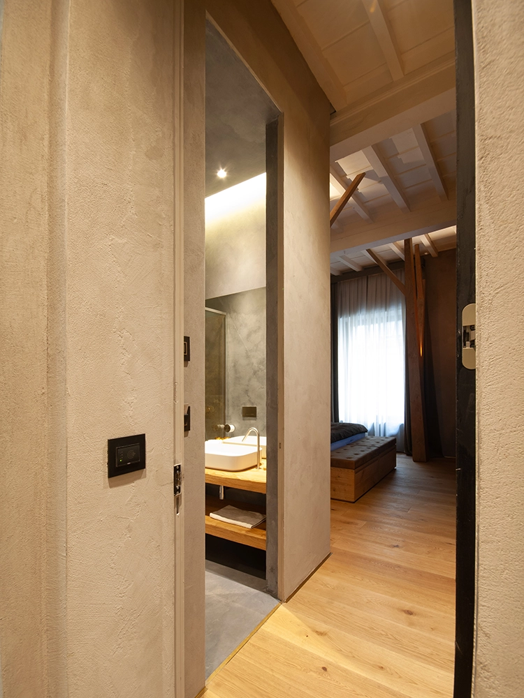 porta filo muro aperta bagno camera rovere benci house