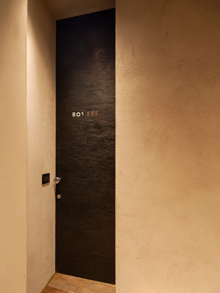 porta chiusa ingresso camera rovere benci house