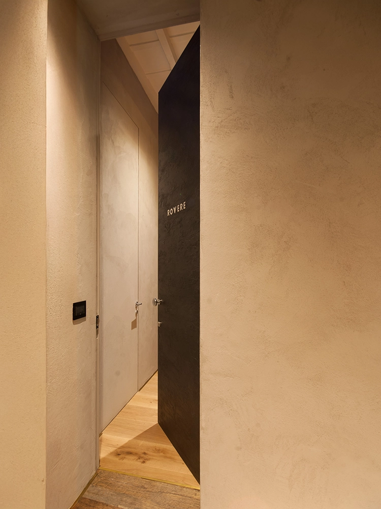 porta aperta ingresso camera rovere benci house