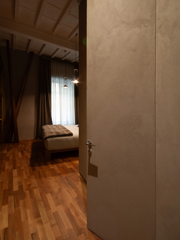 porta filo muro aperta bagno camera noce benci house