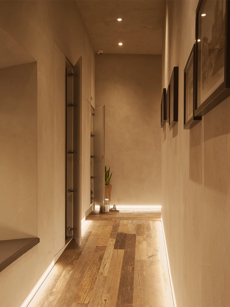 sportelli filo muro aperti corridoio benci house