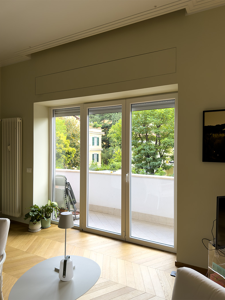 contenitore a soffitto per tende a rullo chiuso