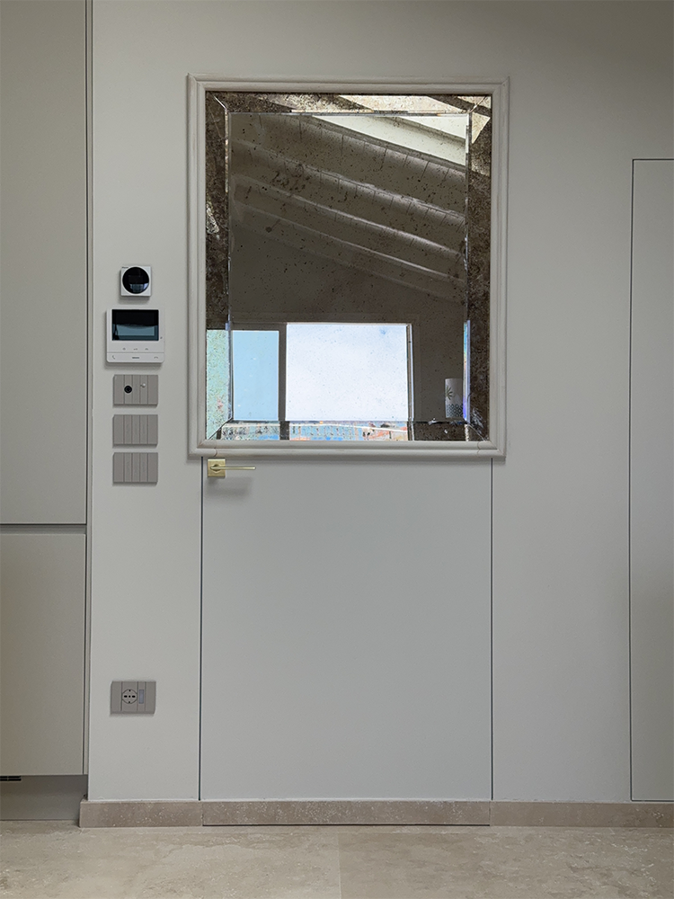 porta specchio filo muro chiusa