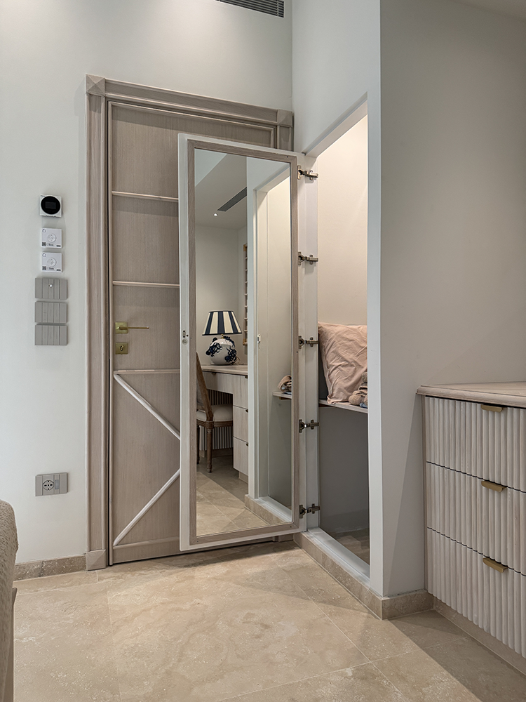 sportello specchio aperto