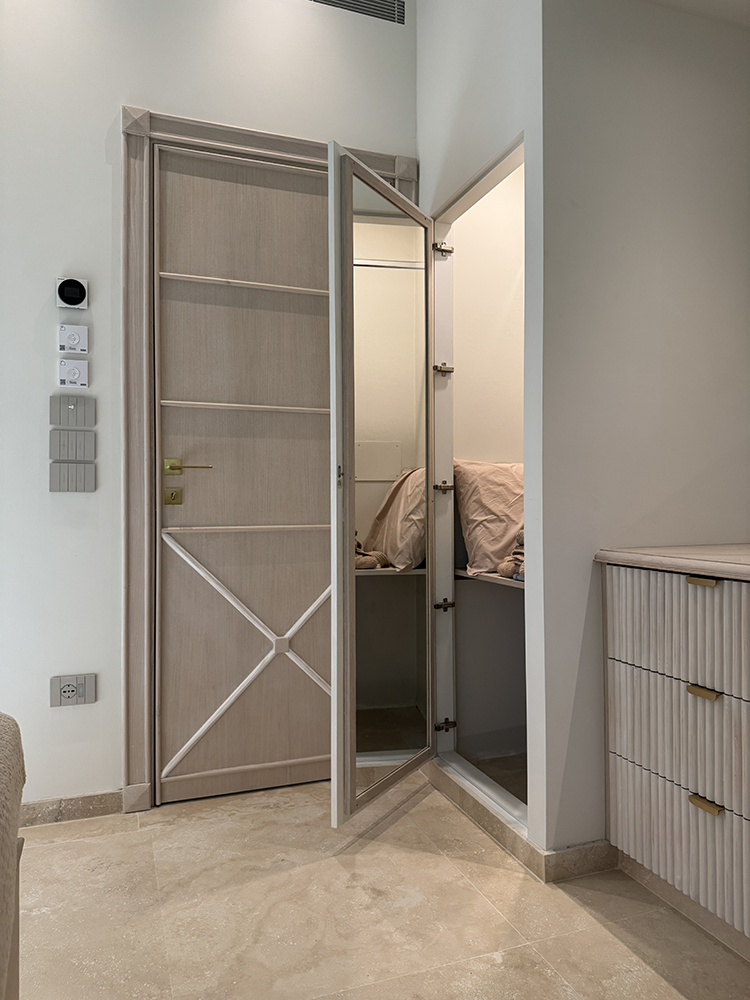 sportello specchio semiaperto