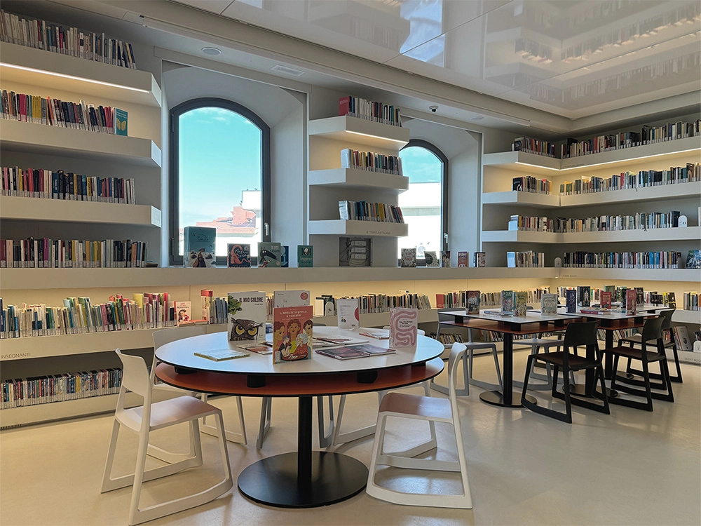 Chiusura a Soffitto per telo proiettore Biblioteca Comunale Tavarnelle Chiuso
