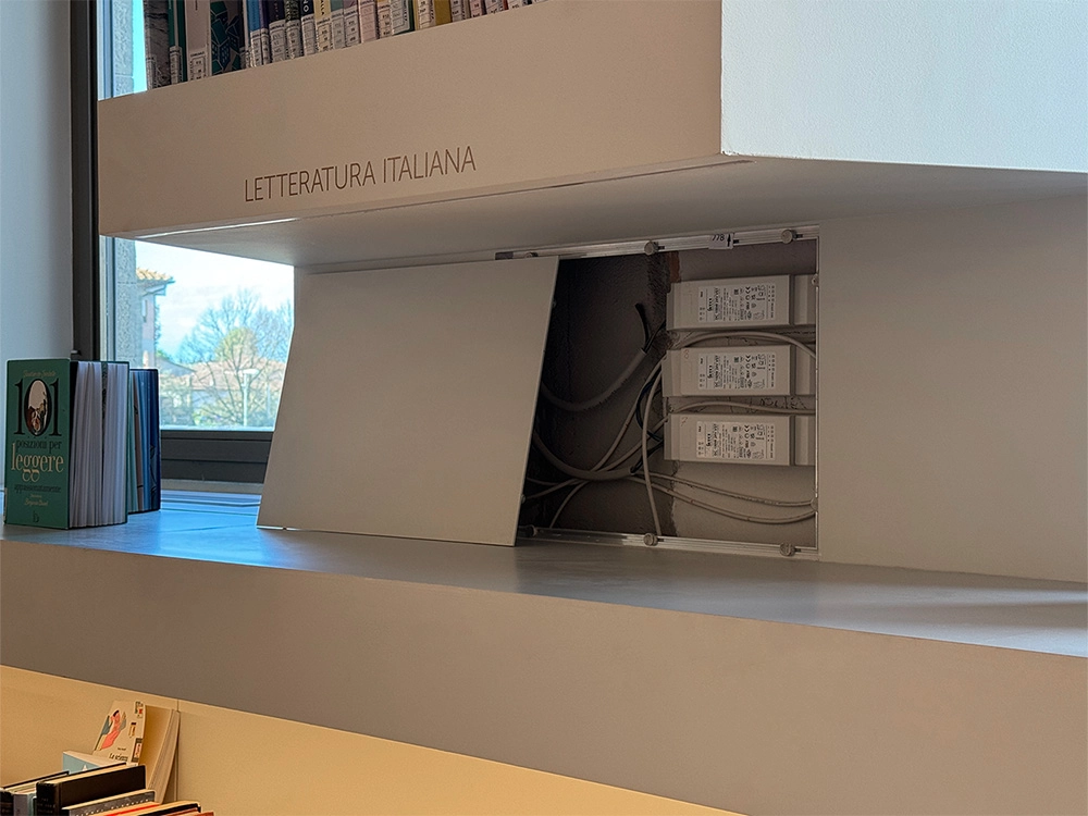 Chiusura per impianto a parete Biblioteca comunale Tavarnelle Aperto
