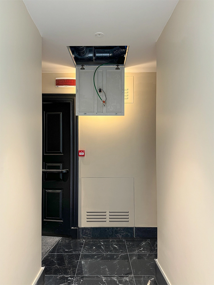 Botola a soffitto corridoio Hotel Adriano Roma Aperta