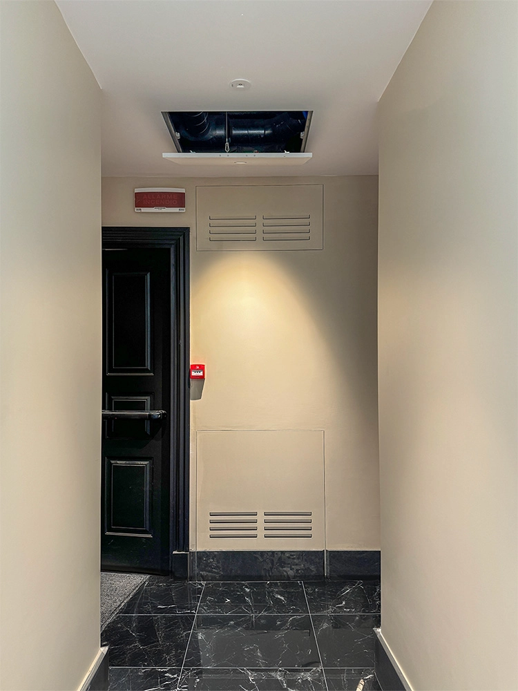 Hotel Adriano Botola corridoio Semiaperta