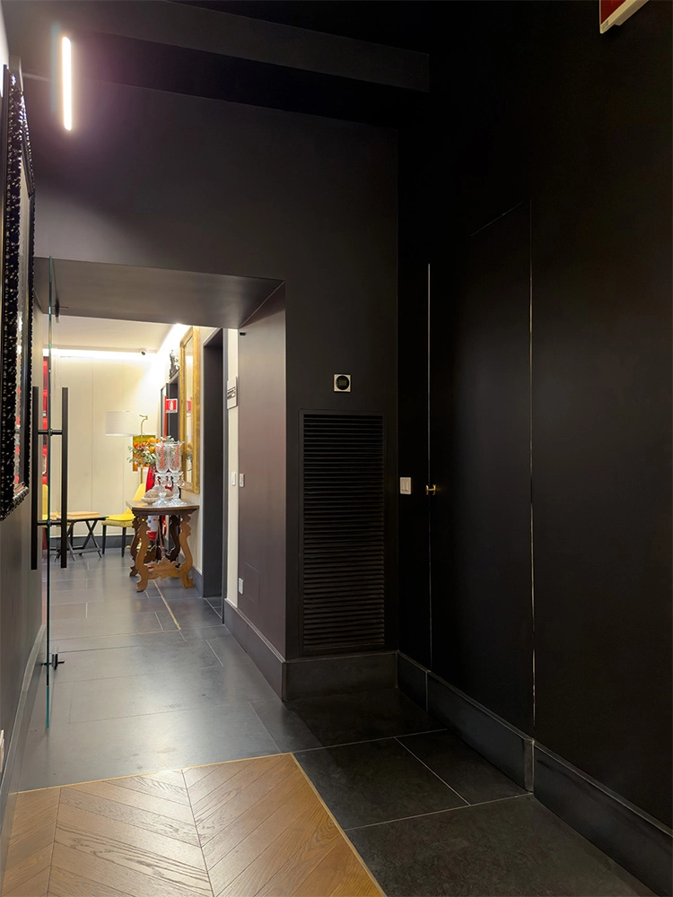 Porta filo muro Hotel Adriano Chiusa