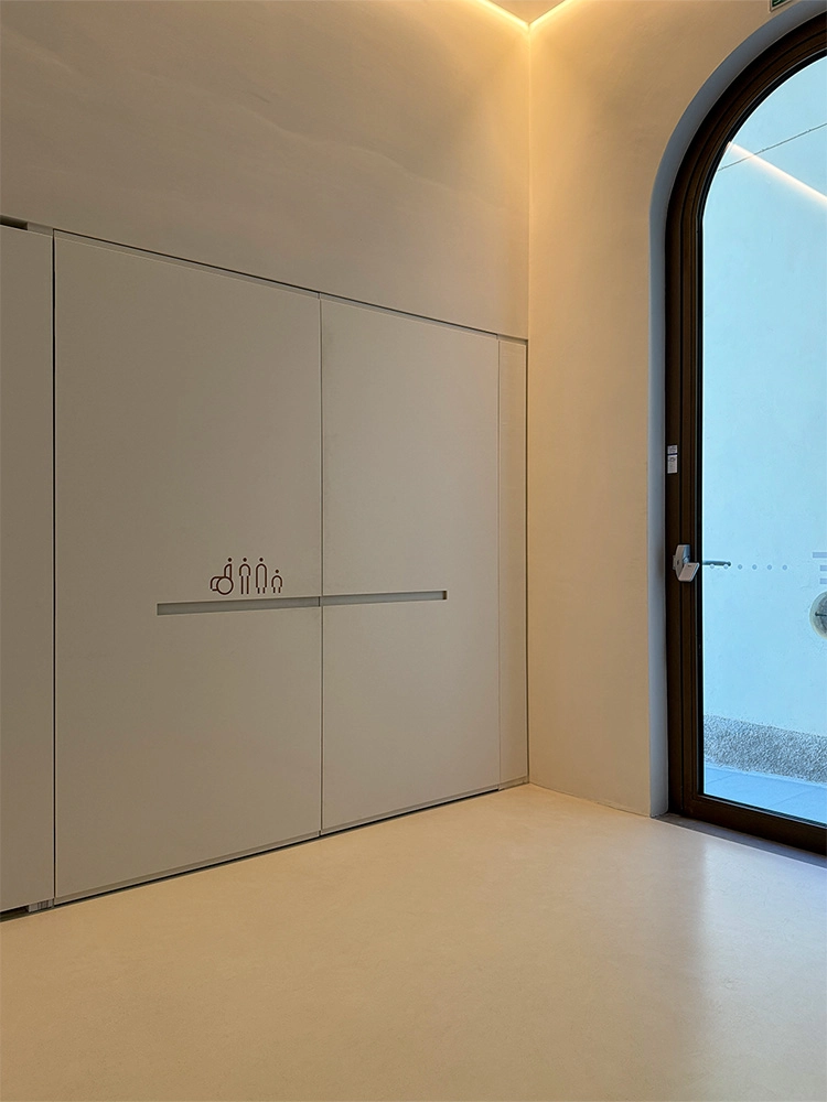 Porte filo muro Biblioteca comunale Tavarnelle visione 2 Chiusa