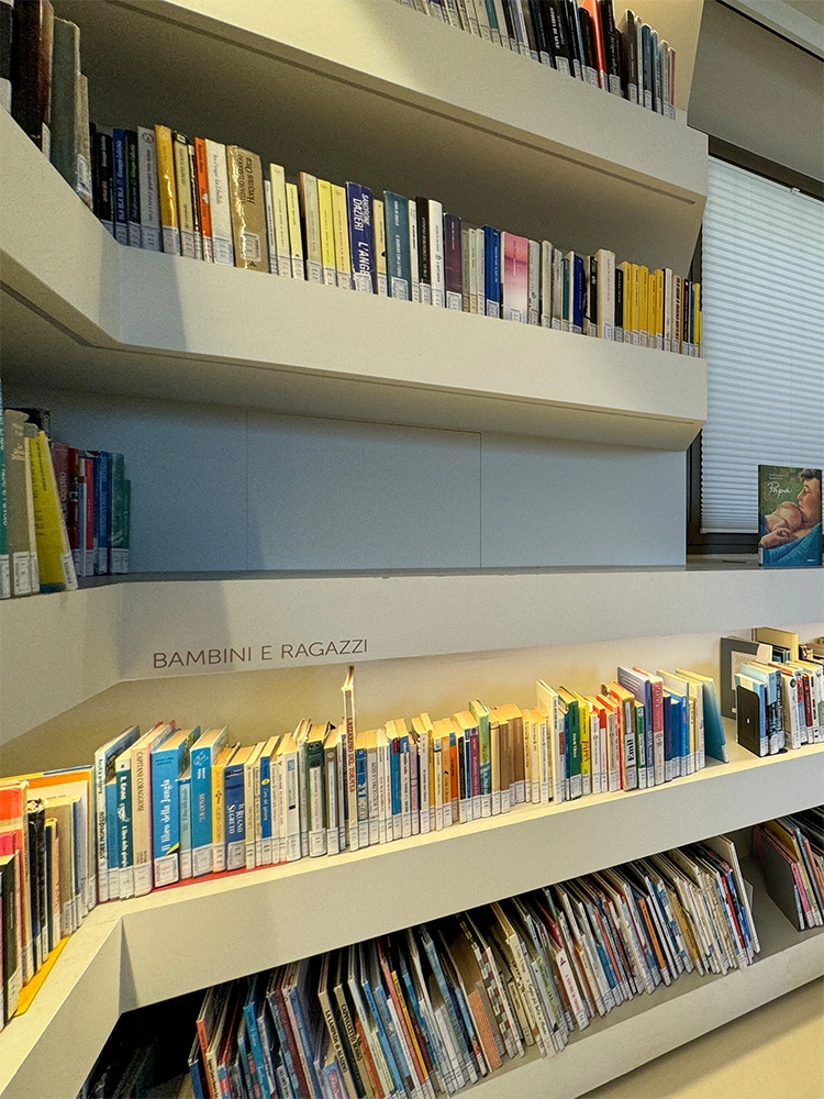 Particolare chiusura per impianto a parete Biblioteca comunale Tavarnelle Chiuso