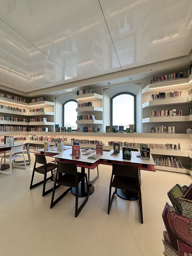 Particolare tenda proiettore Biblioteca comunale Tavarnelle Chiuso