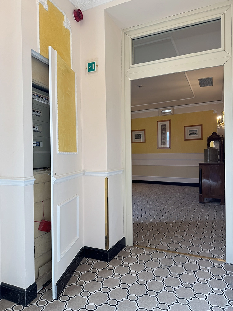 Sportello filo muro chiusura impianto Hotel Bernini Palace aperto