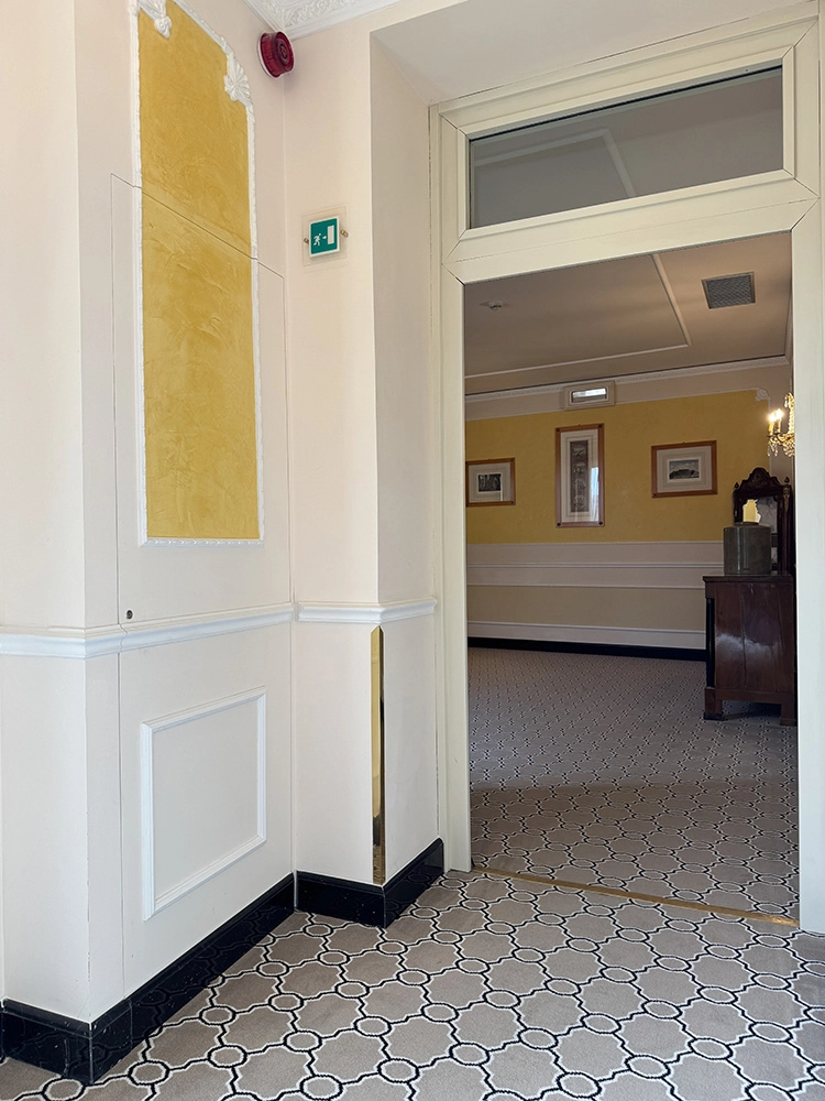 Sportello filo muro chiusura impianto Hotel Bernini Palace chiuso
